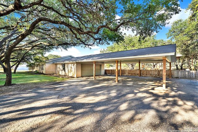 3 Quail Hollow, Pleasanton, TX 78064