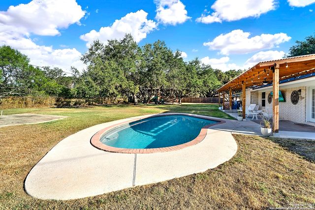 3 Quail Hollow, Pleasanton, TX 78064