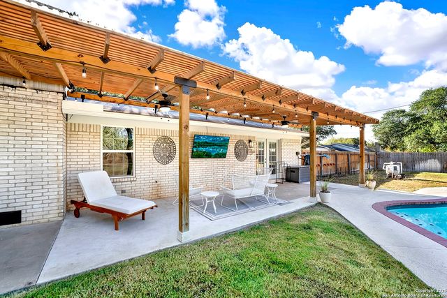 3 Quail Hollow, Pleasanton, TX 78064