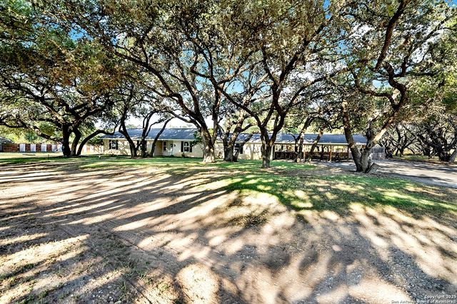 3 Quail Hollow, Pleasanton, TX 78064