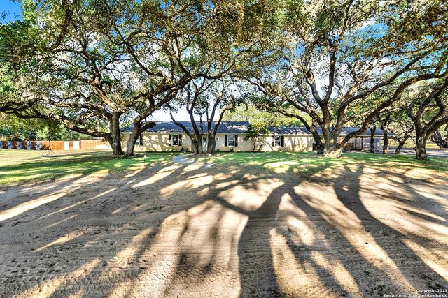 3 Quail Hollow, Pleasanton, TX 78064