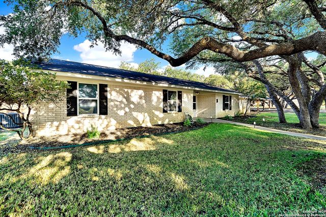 3 Quail Hollow, Pleasanton, TX 78064