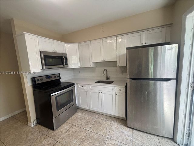 825 NE 7th St rear, Hallandale Beach, FL 33009