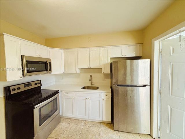 825 NE 7th St rear, Hallandale Beach, FL 33009