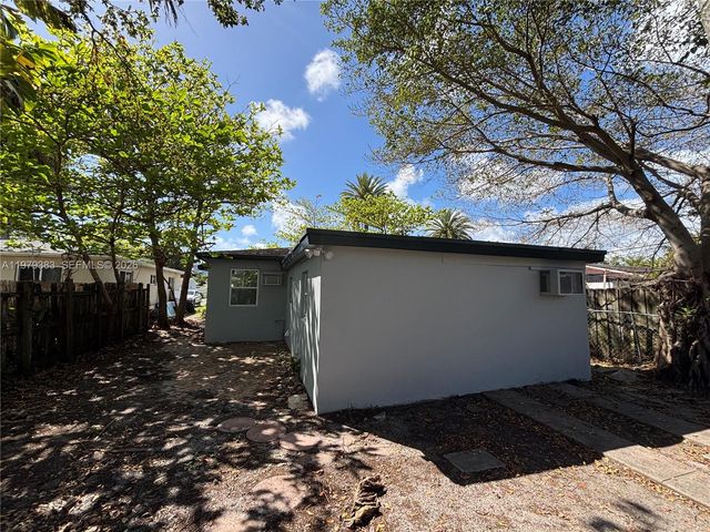 825 NE 7th St rear, Hallandale Beach, FL 33009