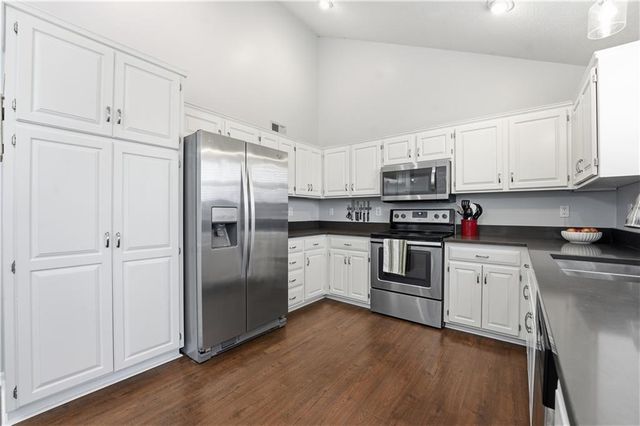 953 E Cottage Creek Drive, Gardner, KS 66030