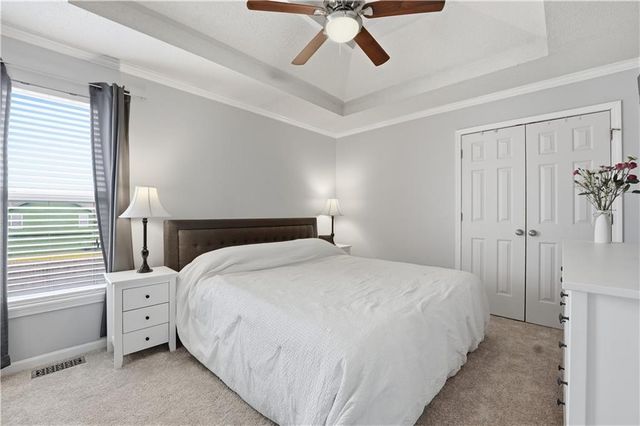 953 E Cottage Creek Drive, Gardner, KS 66030