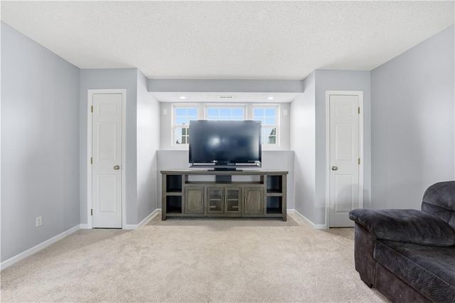 953 E Cottage Creek Drive, Gardner, KS 66030