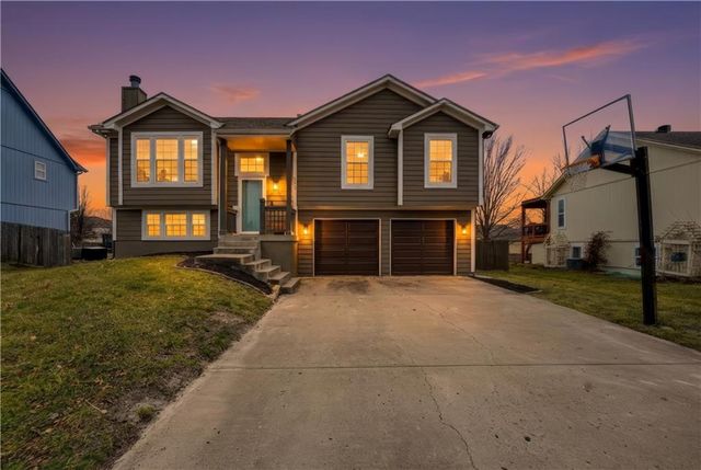 953 E Cottage Creek Drive, Gardner, KS 66030