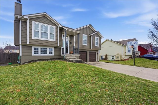 953 E Cottage Creek Drive, Gardner, KS 66030