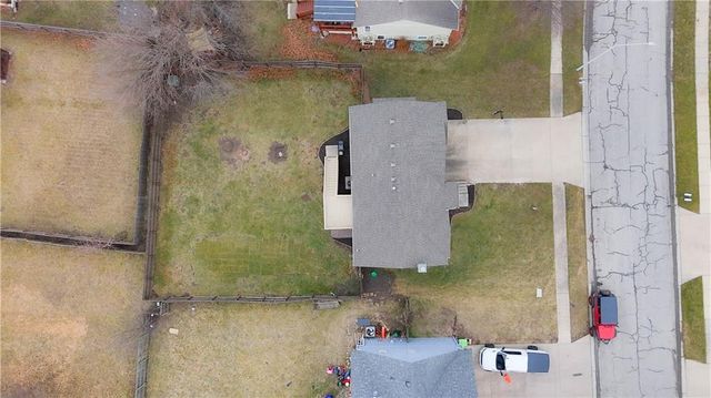 953 E Cottage Creek Drive, Gardner, KS 66030