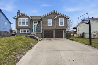 953 E Cottage Creek Drive, Gardner, KS 66030