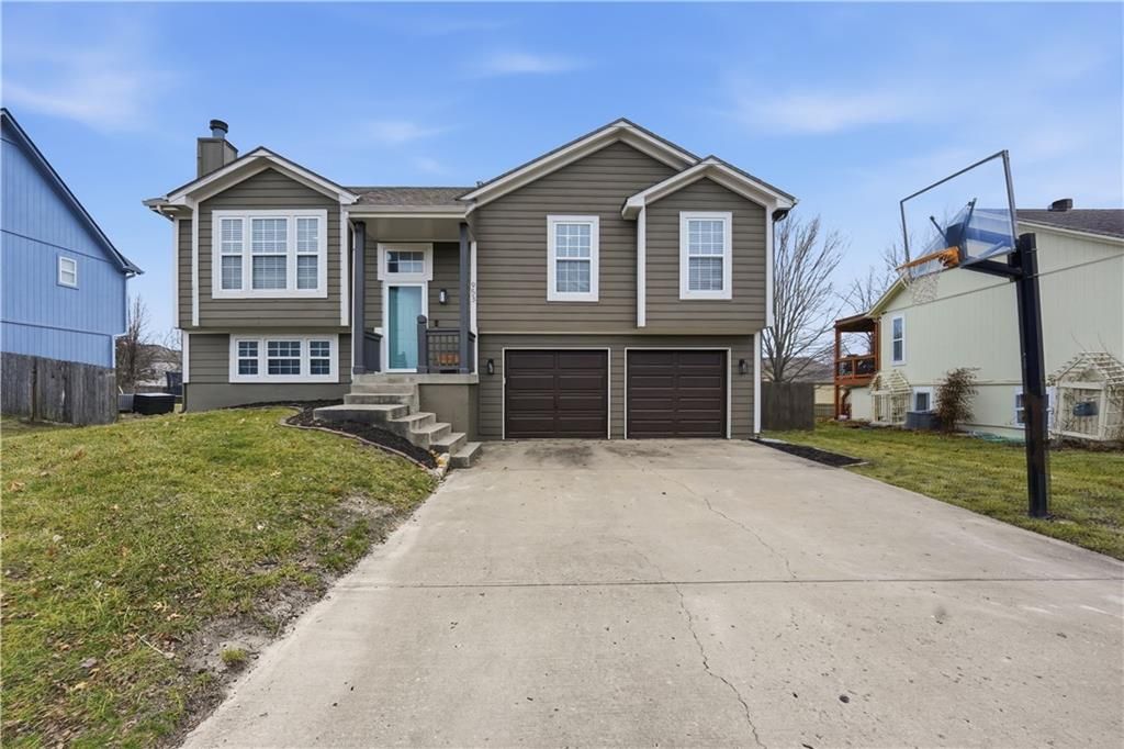 953 E Cottage Creek Drive, Gardner, KS 66030