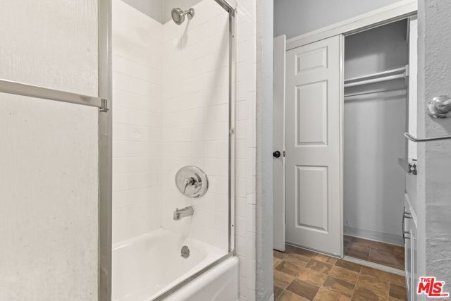 5555 Carlton Way 16, Los Angeles, CA 90028