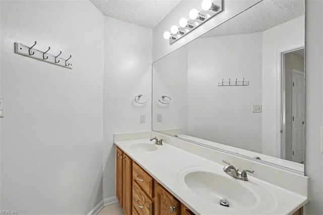 910 Andover CT, Newport News, VA 23608