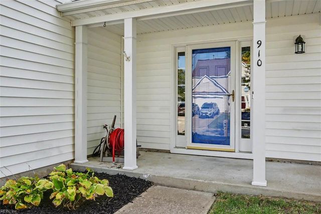 910 Andover CT, Newport News, VA 23608
