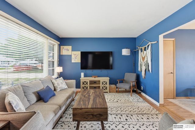 6102 Bancroft Street, Omaha, NE 68106