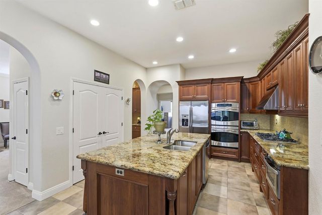 6817 Vilamoura Way, Elk Grove, CA 95757