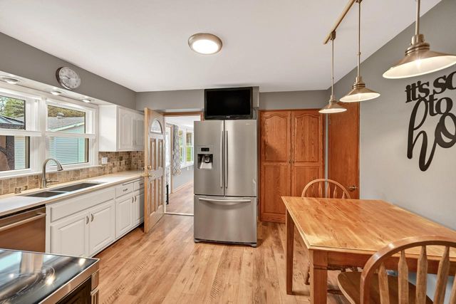 N51W16225 Fair Oak PARKWAY, Menomonee Falls, WI 53051