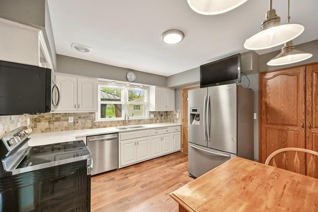 N51W16225 Fair Oak PARKWAY, Menomonee Falls, WI 53051