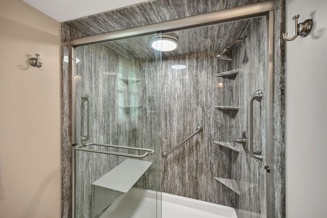 N51W16225 Fair Oak PARKWAY, Menomonee Falls, WI 53051