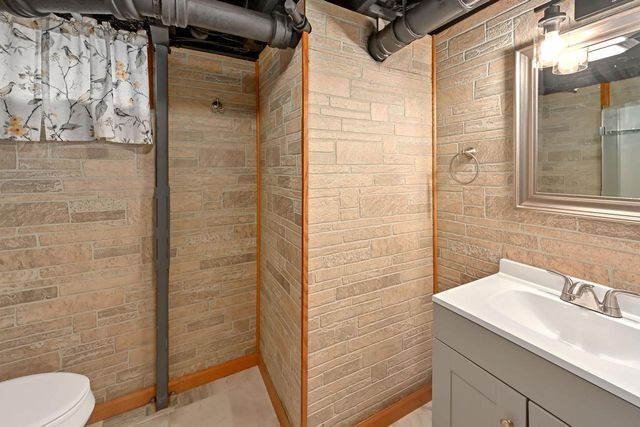 N51W16225 Fair Oak PARKWAY, Menomonee Falls, WI 53051