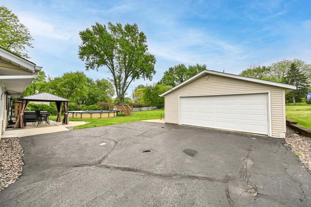 N51W16225 Fair Oak PARKWAY, Menomonee Falls, WI 53051