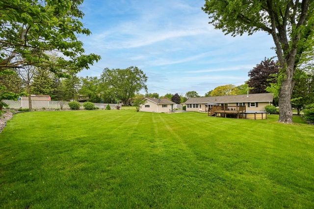 N51W16225 Fair Oak PARKWAY, Menomonee Falls, WI 53051