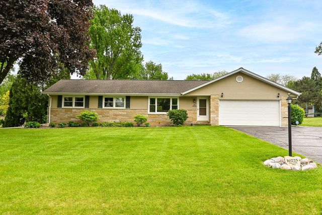 N51W16225 Fair Oak PARKWAY, Menomonee Falls, WI 53051
