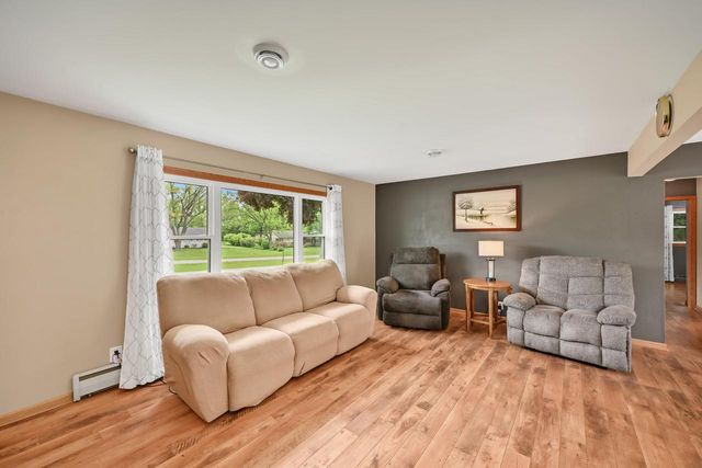 N51W16225 Fair Oak PARKWAY, Menomonee Falls, WI 53051