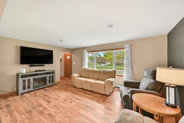 N51W16225 Fair Oak PARKWAY, Menomonee Falls, WI 53051