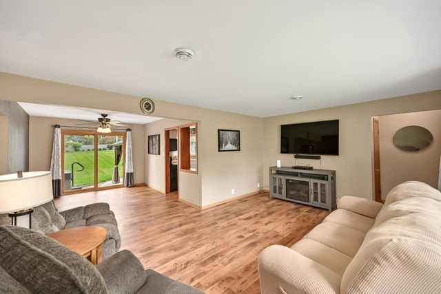 N51W16225 Fair Oak PARKWAY, Menomonee Falls, WI 53051