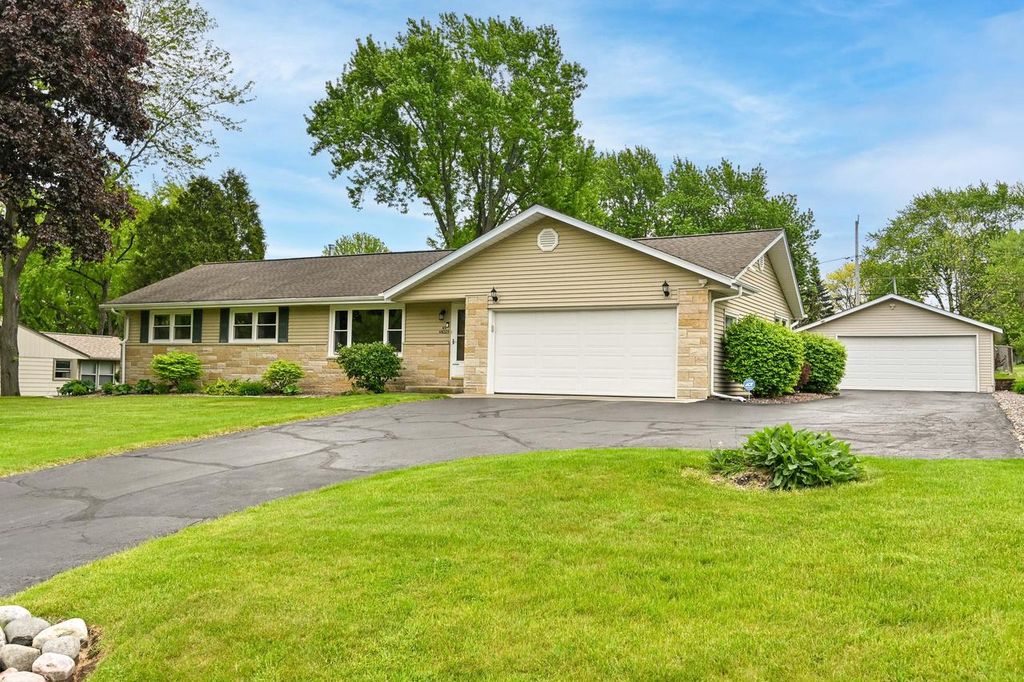 N51W16225 Fair Oak PARKWAY, Menomonee Falls, WI 53051