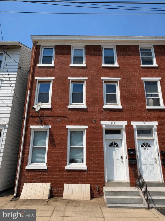 219 E BROAD ST, BURLINGTON, NJ 08016 — exterior