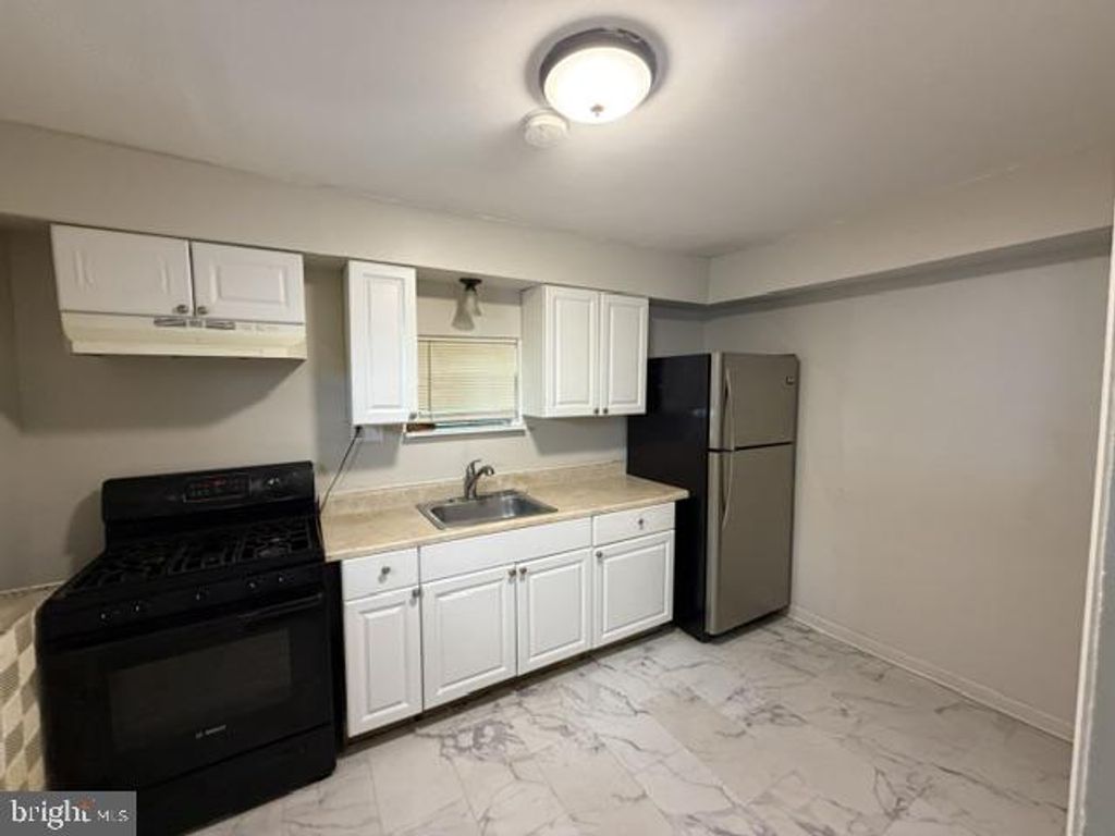 219 E BROAD ST, BURLINGTON, NJ 08016 — photo 4
