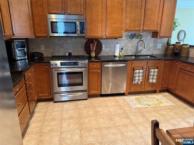 1118 Warrens Way, Wanaque, NJ 07465
