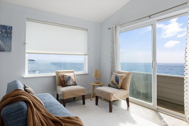 2507 W Beach Road, Oak Harbor, WA 98277