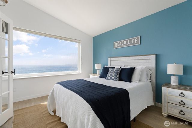 2507 W Beach Road, Oak Harbor, WA 98277