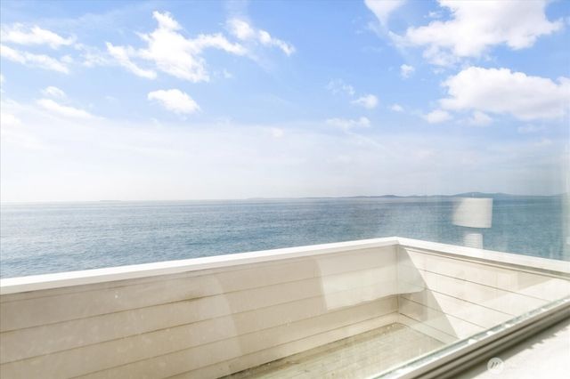 2507 W Beach Road, Oak Harbor, WA 98277