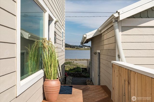 2507 W Beach Road, Oak Harbor, WA 98277