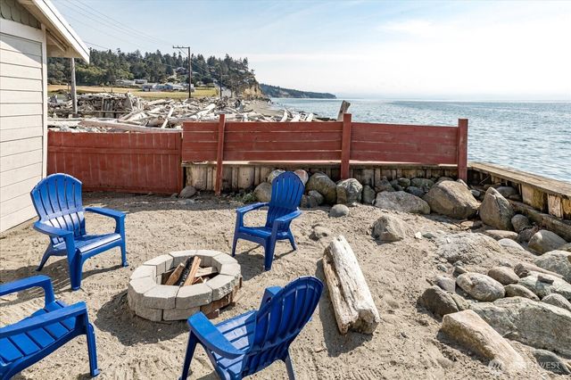 2507 W Beach Road, Oak Harbor, WA 98277