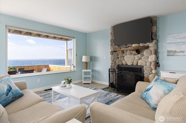 2507 W Beach Road, Oak Harbor, WA 98277