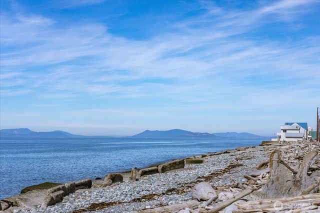 2507 W Beach Road, Oak Harbor, WA 98277