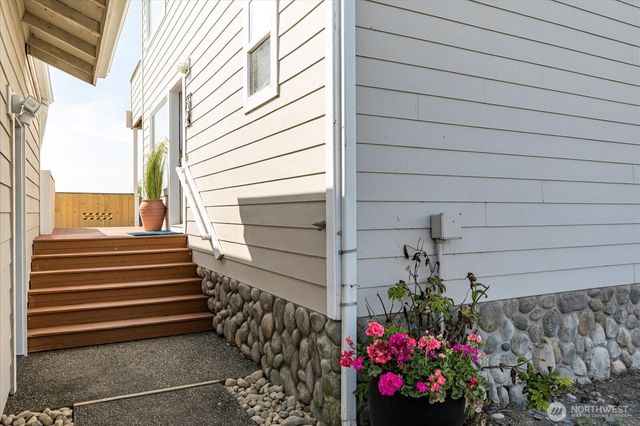 2507 W Beach Road, Oak Harbor, WA 98277