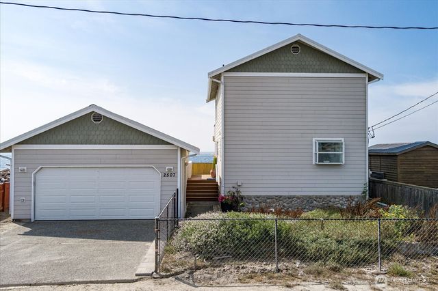2507 W Beach Road, Oak Harbor, WA 98277