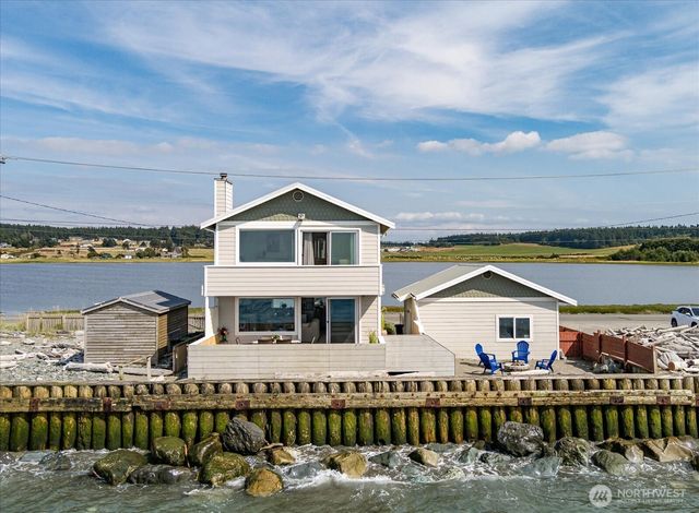 2507 W Beach Road, Oak Harbor, WA 98277