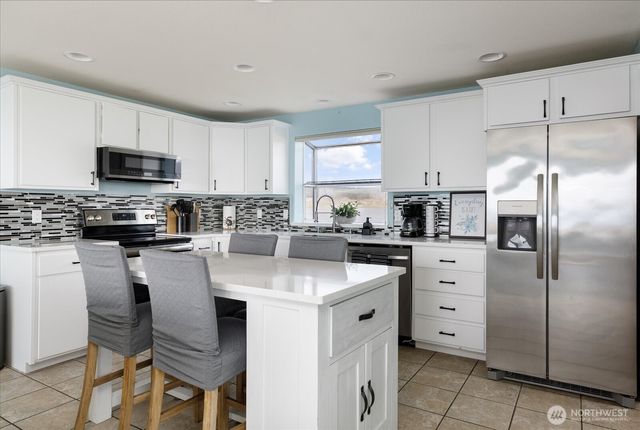 2507 W Beach Road, Oak Harbor, WA 98277