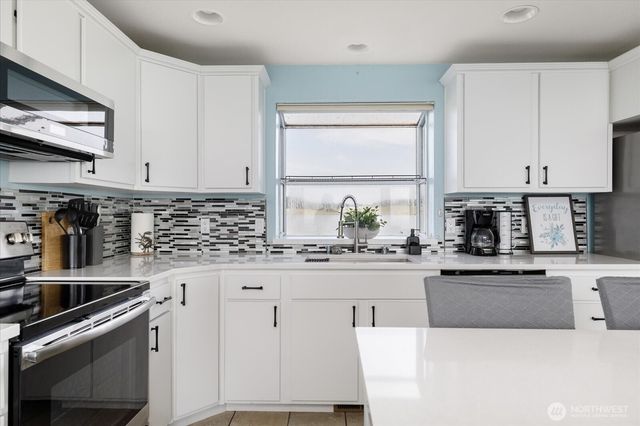 2507 W Beach Road, Oak Harbor, WA 98277