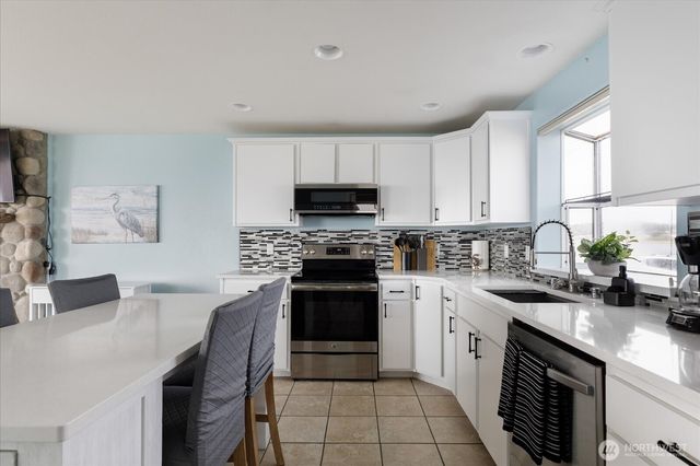 2507 W Beach Road, Oak Harbor, WA 98277