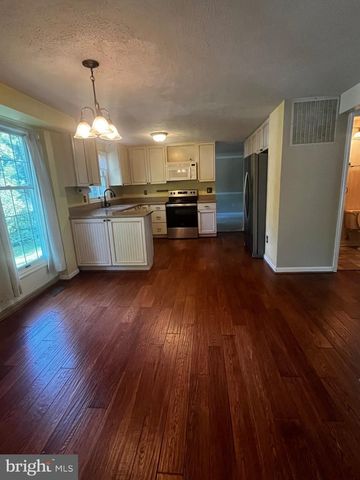15404 BEACHVIEW DR, Montclair, VA 22025